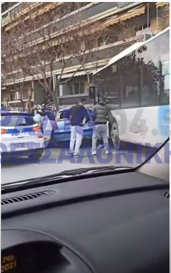 Θεσσαλονίκη: Λεωφορείο έπεσε πάνω σε σταθμευμένα οχήματα (ΒΙΝΤΕΟ)