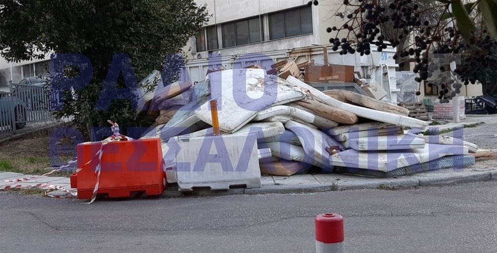 Ο δήμος Δέλτα… επιστρέφει τα στρώματα που πετάχτηκαν στον Γαλλικό στο Ιπποκράτειο – Τα ξεφόρτωσε στην αυλή! (VIDEO)
