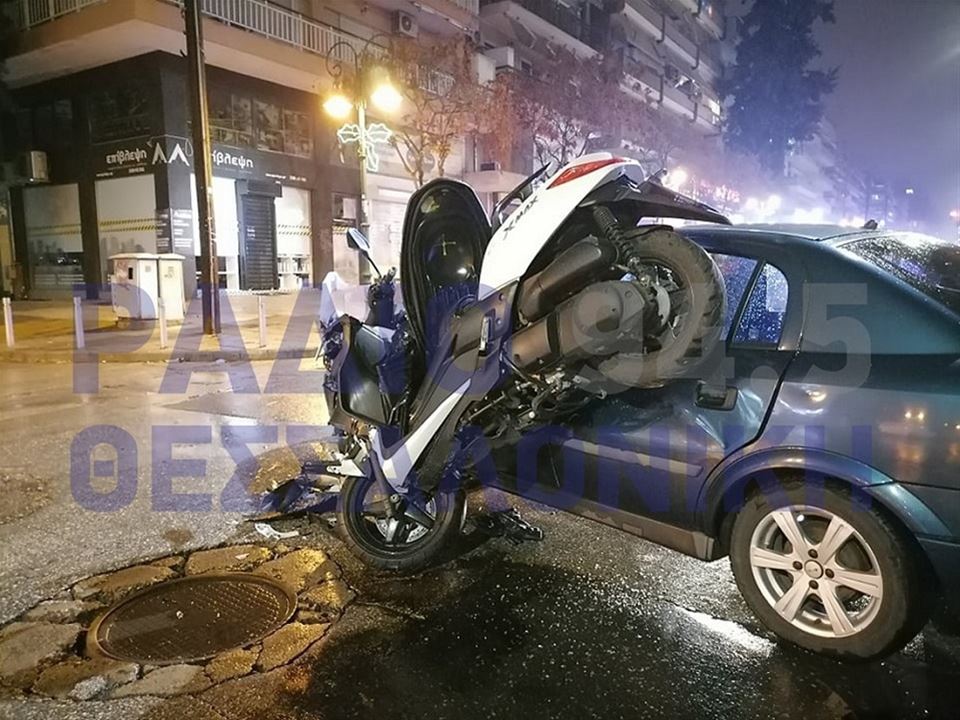 Σοβαρό τροχαίο ατύχημα στη Θεσσαλονίκη – Η μοτοσυκλέτα έμεινε πάνω στο ΙΧ (ΦΩΤΟ)