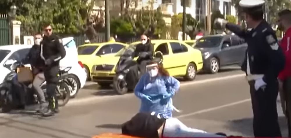 Tροχαίο στη Βουλή: Εκτός Τροχαίας ο τροχονόμος που μίλησε απρεπώς σε διανομέα (VIDEO)