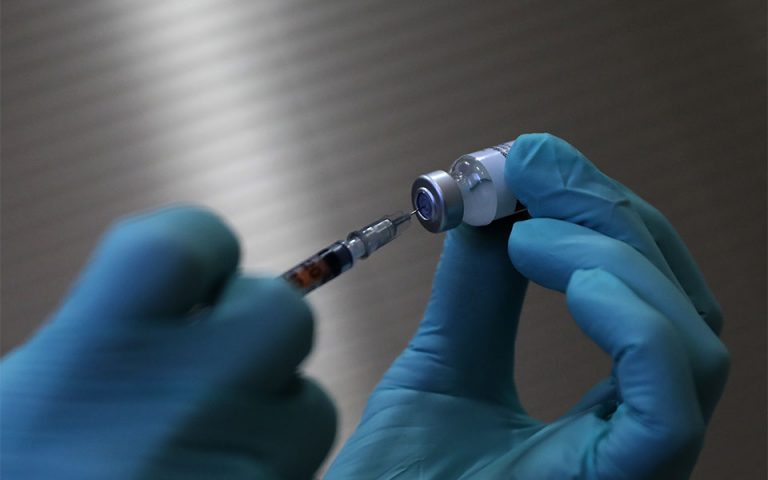 Σκέψεις να αρχίσουν οι εμβολιασμοί με την 4η δόση στους κάτω των 60 ετών