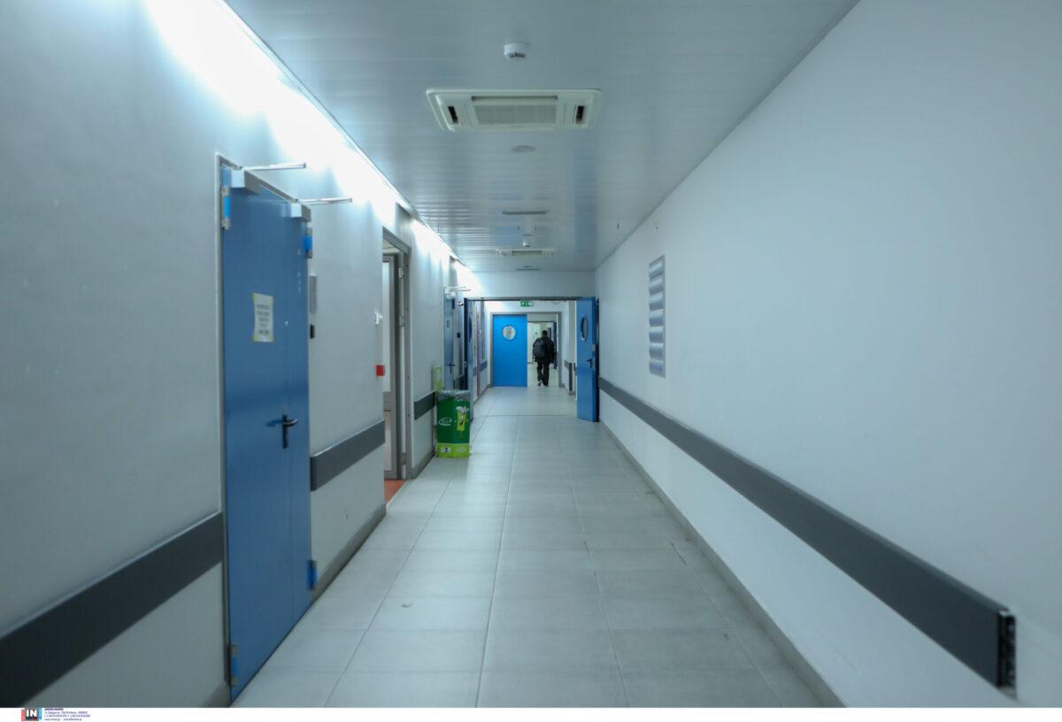 Κορωνοϊός: Αρνήτρια κόρη ασθενούς “μπούκαρε” στο νοσοκομείο Γιαννιτσών και επιτέθηκε σε νοσηλεύτρια