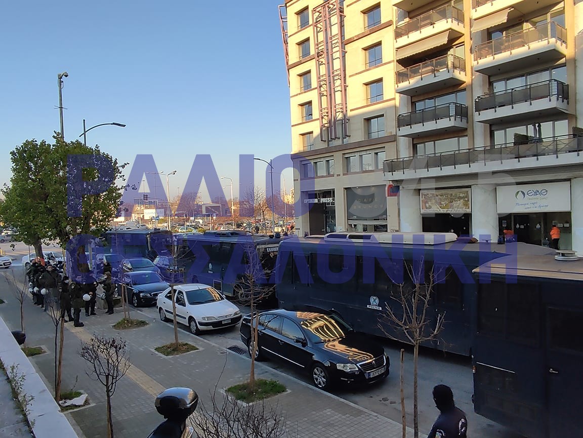 Θεσσαλονίκη: ‘Φρούριο’ το δικαστικό μέγαρο- Στον εισαγγελέα οι 15 συλληφθέντες από την κατάληψη στο ΑΠΘ (ΦΩΤΟ)