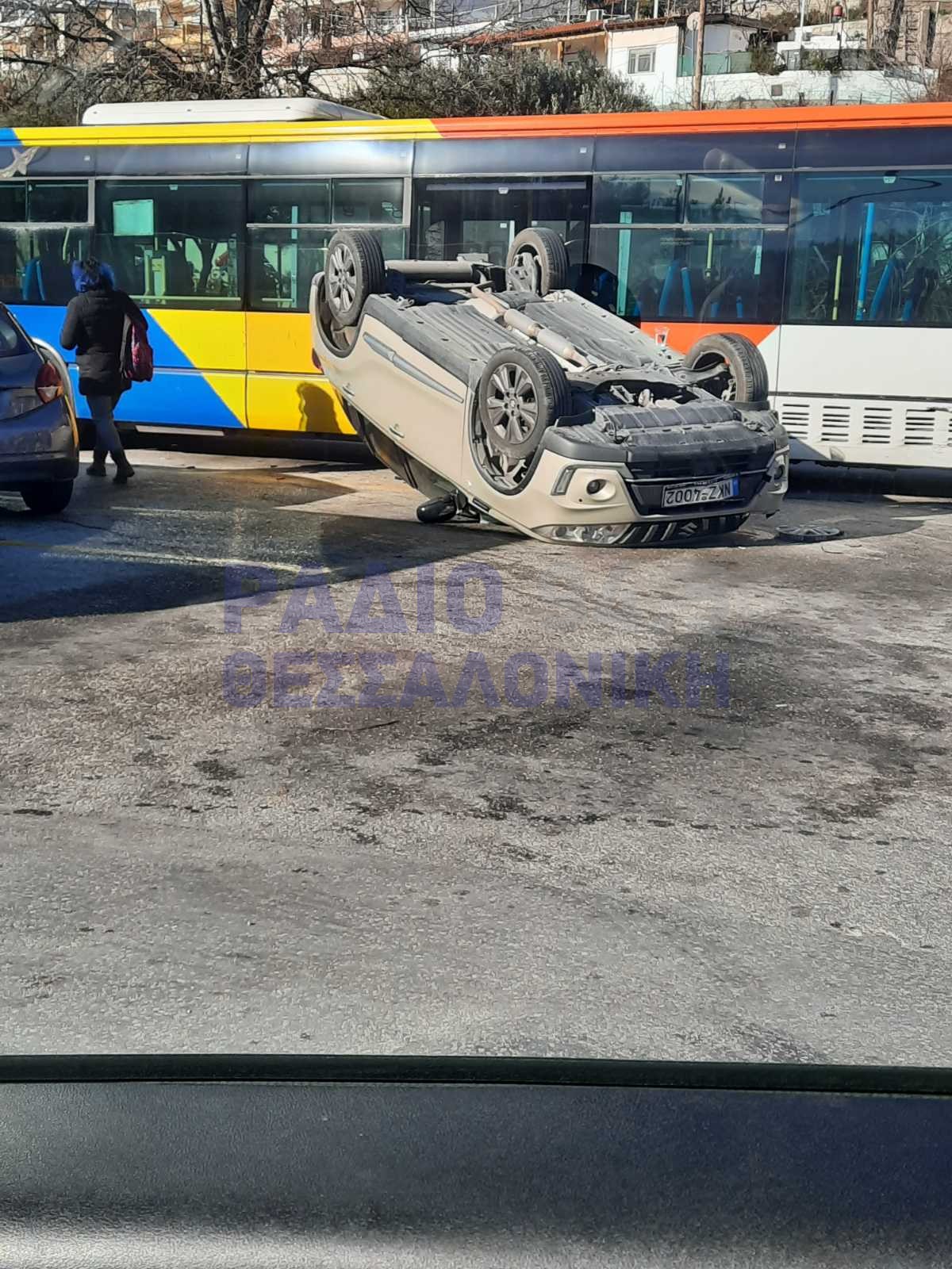 Θεσσαλονίκη: ΙΧ καρφώθηκε σε σταθμευμένο λεωφορείο του ΟΑΣΘ (ΦΩΤΟ & ΒΙΝΤΕΟ)