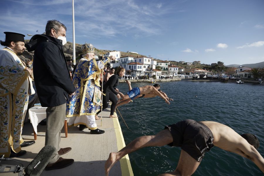 Μητσοτάκης από Αη Στράτη: “Καλή φώτιση… κυρίως στους ανεμβολίαστους”