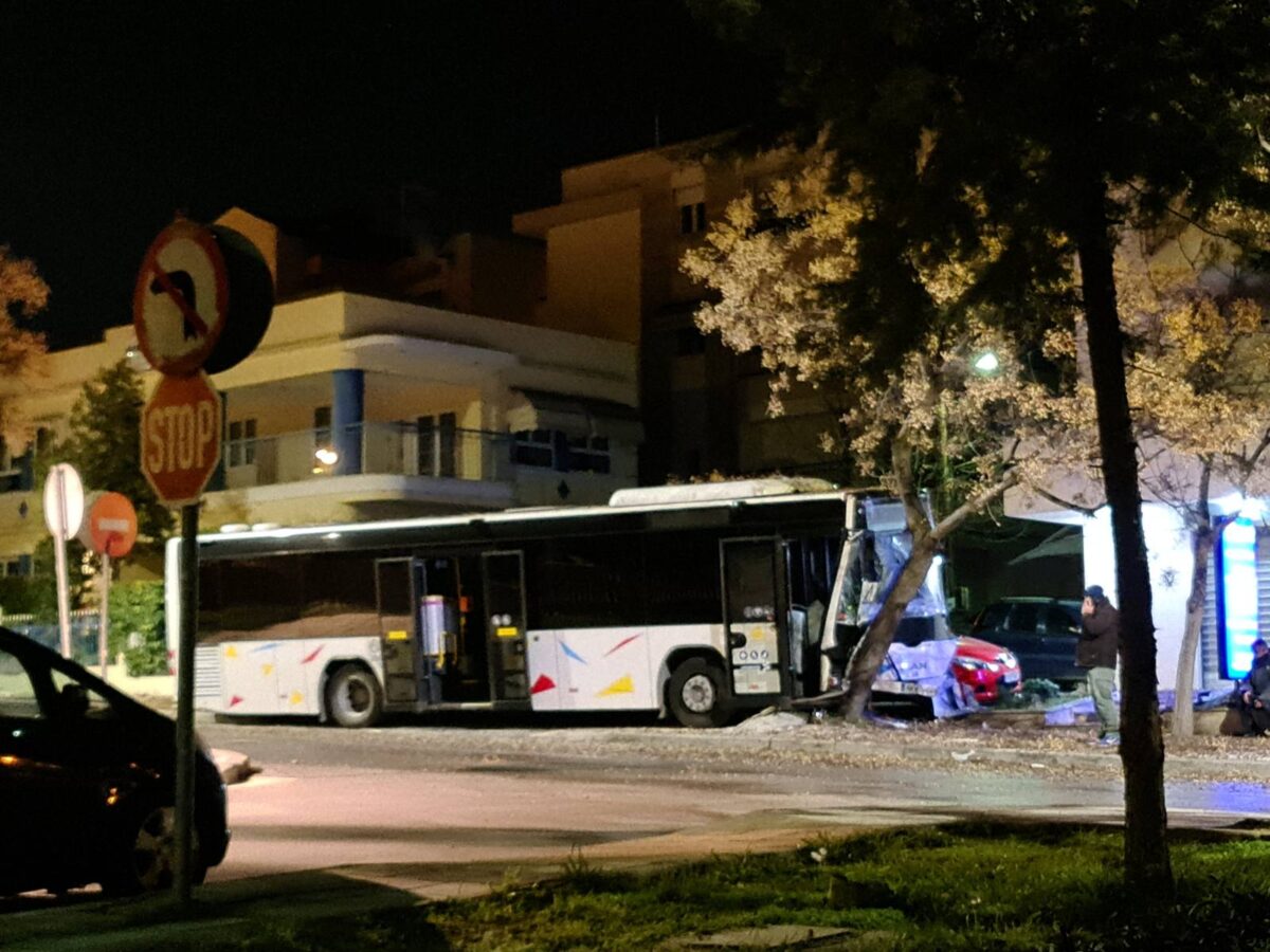 Καλαμαριά: Ακυβέρνητο το λεωφορείο που καβάλησε το πεζοδρόμιο στη Βρυούλων (ΦΩΤΟ)