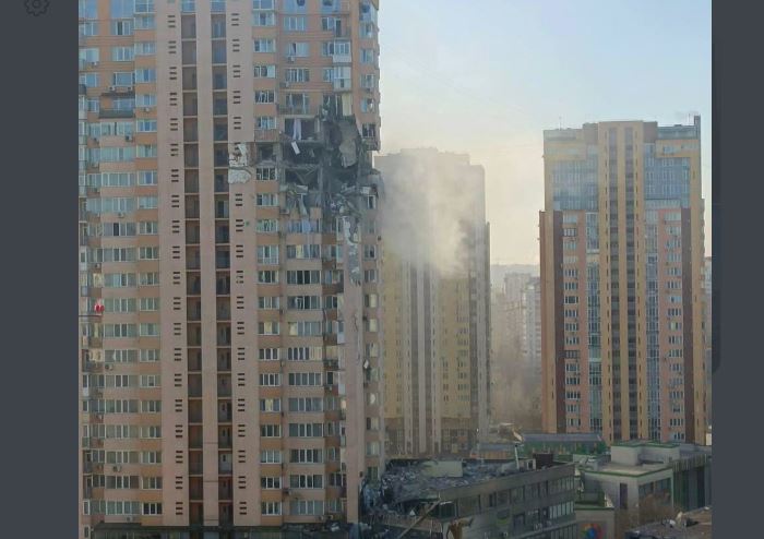 Οι Ρώσοι σφυροκοπούν το Κίεβο- Χτυπήθηκε πολυκατοικία στην ουκρανική πρωτεύουσα (ΒΙΝΤΕΟ)