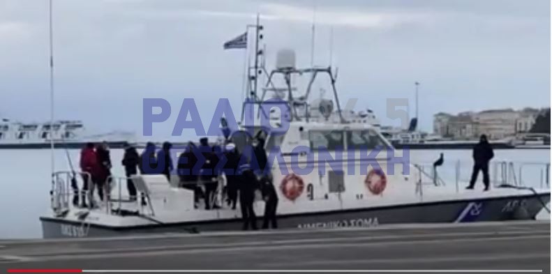 Nαυτική τραγωδία: Στο φλεγόμενο πλοίο με πλοιάριο συγγενείς των αγνοουμένων (ΒΙΝΤΕΟ)