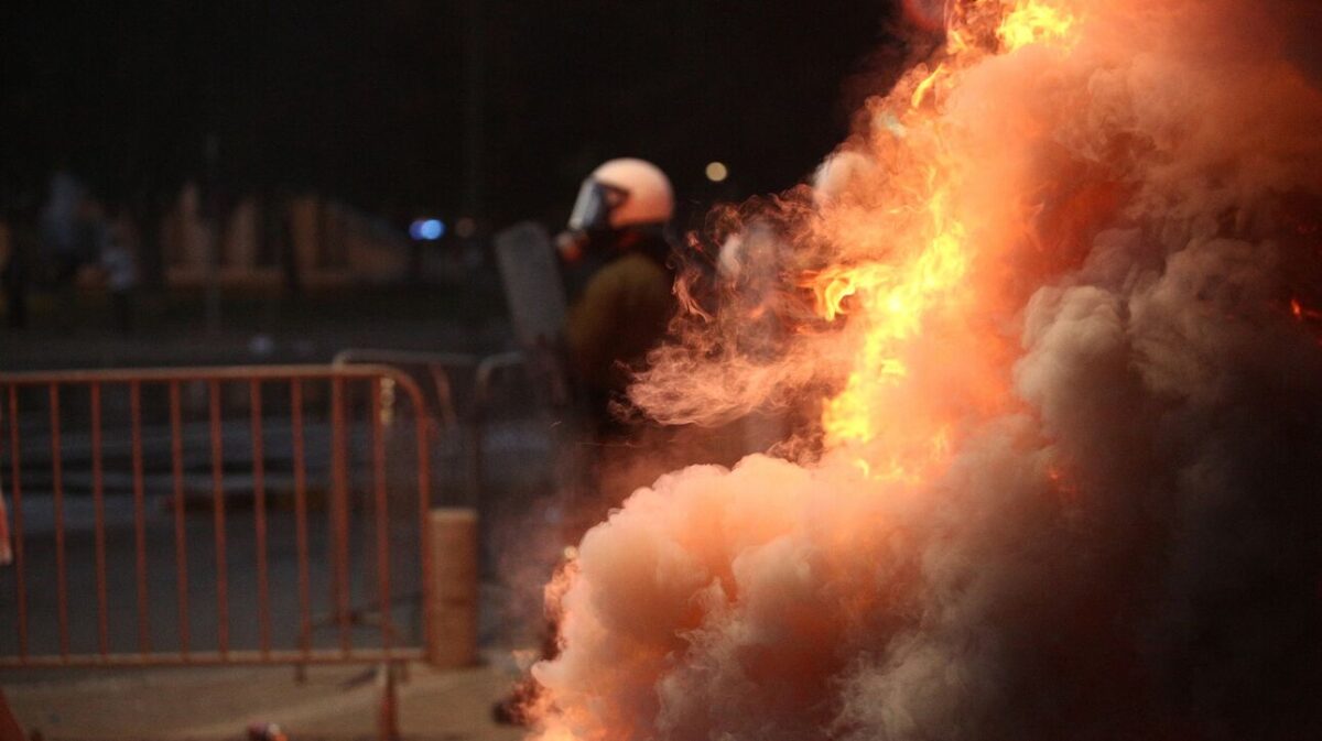 Νύχτα επεισοδίων στη Θεσσαλονίκη – Μολότοφ, δακρυγόνα και προσαγωγές