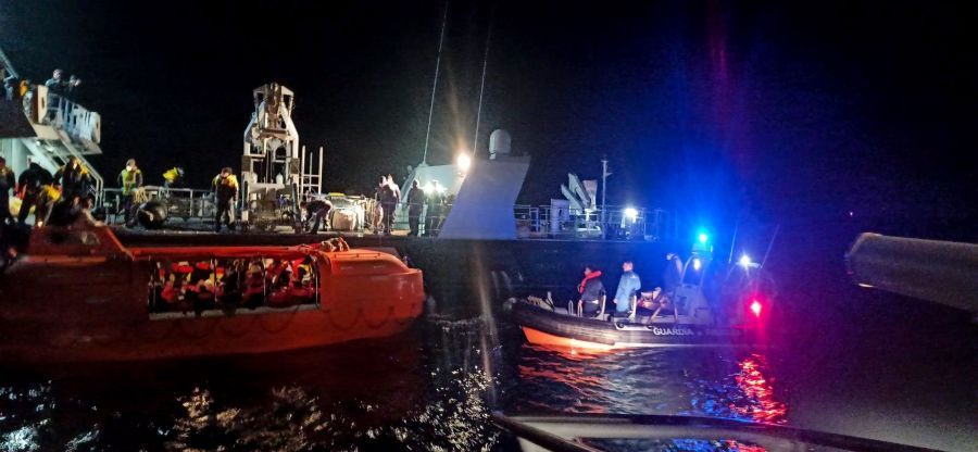 “Μας κατέβασαν με τις βάρκες” – Έλληνας οδηγός  στο φλεγόμενο πλοίο – Μαρτυρία στο ΡΘ