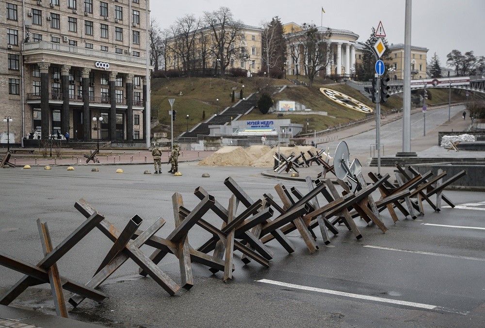  Χρήστος Νικολαίδης από Κίεβο – Στήνουν οδοφράγματα και νάρκες – Προ των πυλών η εισβολή στην Πρωτεύουσα της Ουκρανίας