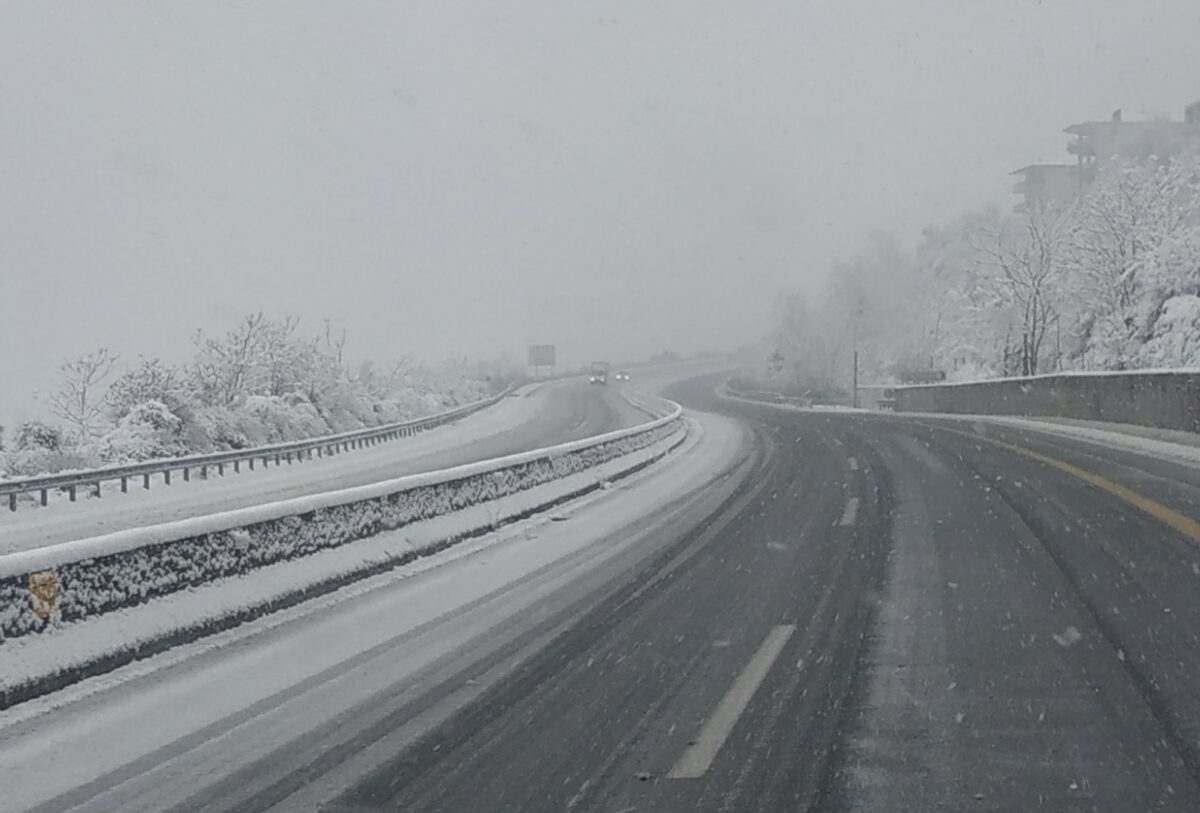 Χιόνι στο οδικό δίκτυο της Κεντρικής Μακεδονίας – Με δυσκολία η κίνηση των οχημάτων