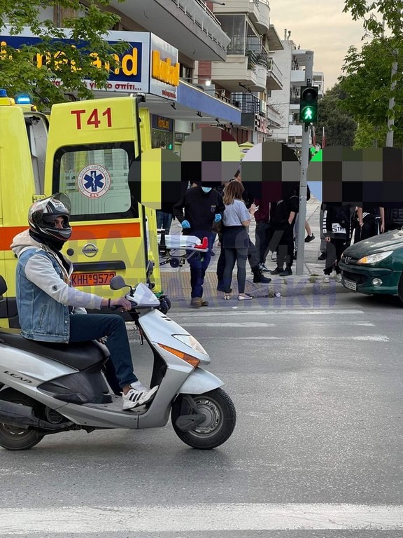 Αυτοκίνητο παρέσυρε μητέρα με την κόρη της στην Καλαμαριά (ΦΩΤΟ)