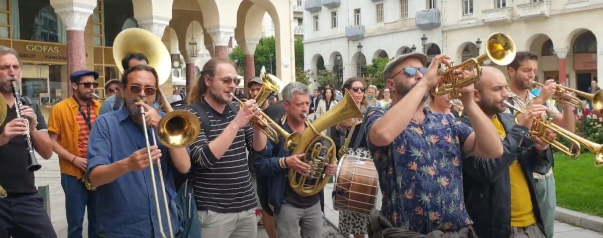 Η “Αγία Φανφάρα” γεμίζει με μουσική το κέντρο της Θεσσαλονίκης! (Video)