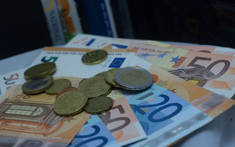 Καταβάλλονται σήμερα Μ. Τετάρτη τα 200 ευρώ στους χαμηλοσυνταξιούχους