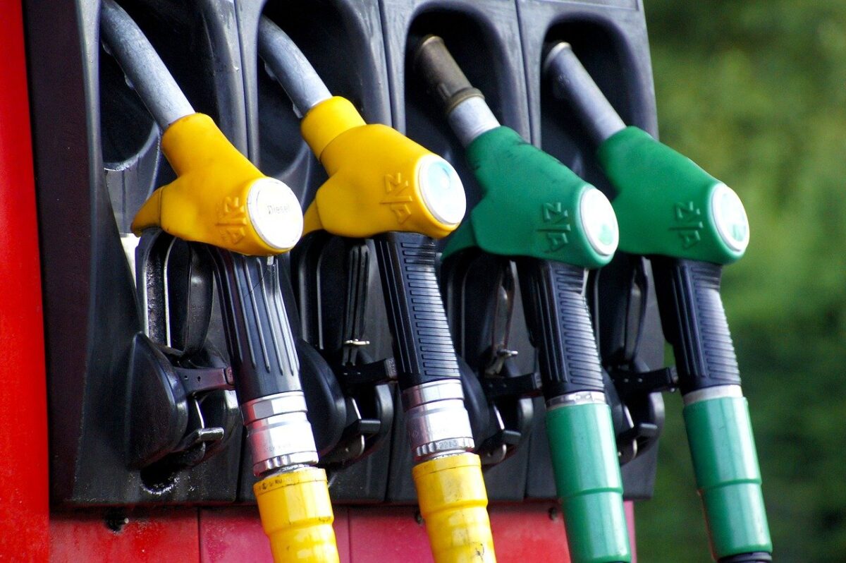 Η τιμή του πετρελαίου «σπρώχνει» τη βενζίνη