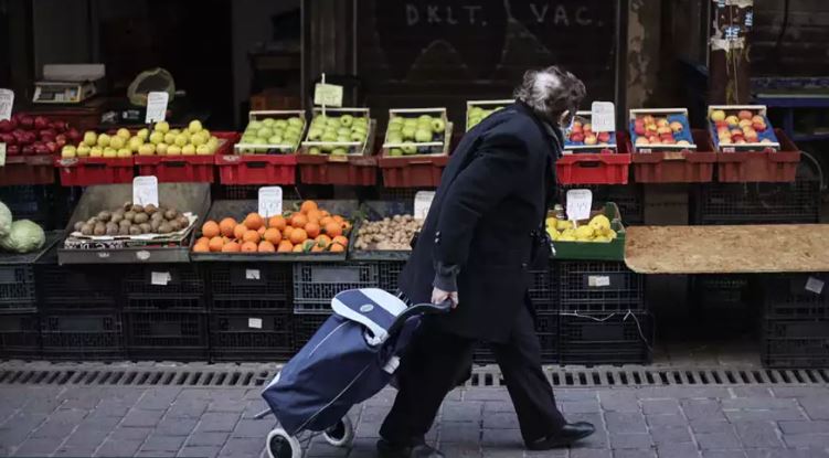 Πέφτει ο πληθωρισμός, ακριβαίνουν τα τρόφιμα
