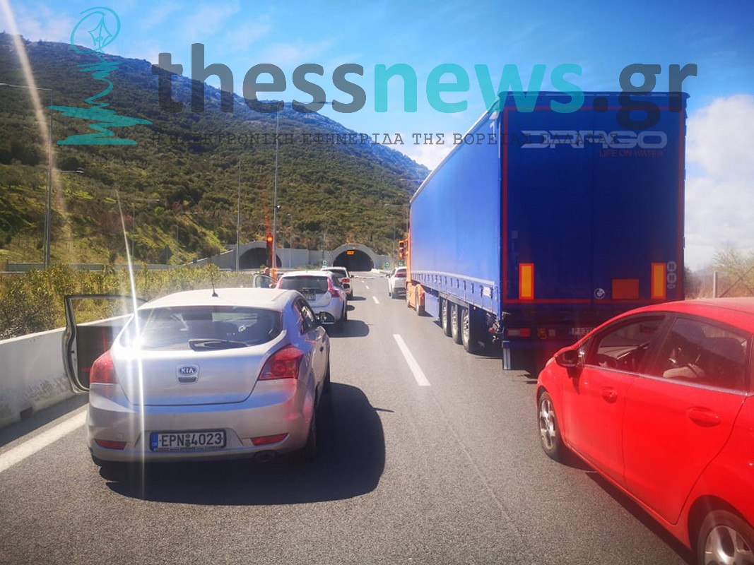 Άνοιξαν οι σήραγγες των Τεμπών – Απεγκλωβίστηκαν οι  οδηγοί – ειχαν σχηματίσει ουρές