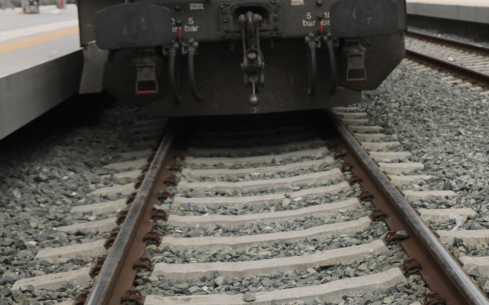 Λάρισα: Τρένο παρέσυρε αυτοκίνητο, νεκρός ο οδηγός του ΙΧ