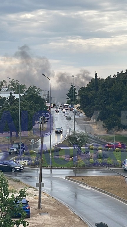 Σε εξέλιξη πυρκαγιά σε βαφείο αυτοκινήτων στη Θέρμη (ΒΙΝΤΕΟ + ΦΩΤΟ)