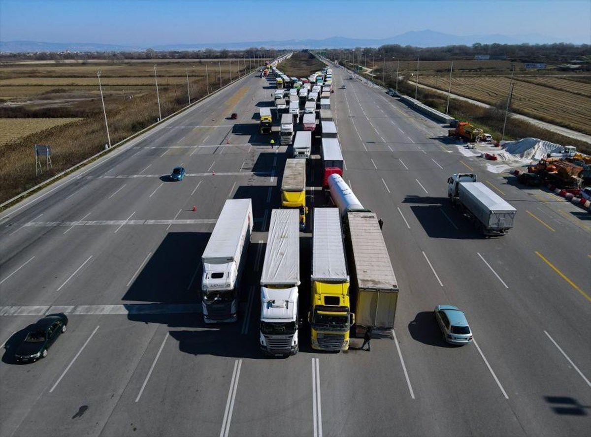 Διαμαρτυρία μεταφορέων στο Ράδιο Θεσσαλονίκη- Ζωντανά στις μάντρες