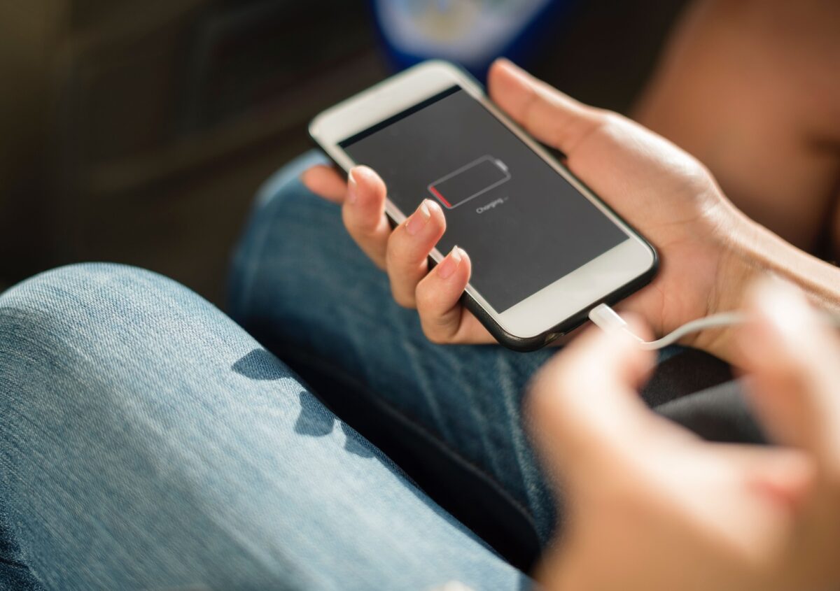 Γιατί εξαντλείται τόσο γρήγορα η μπαταρία στα iPhone μας (VIDEO)