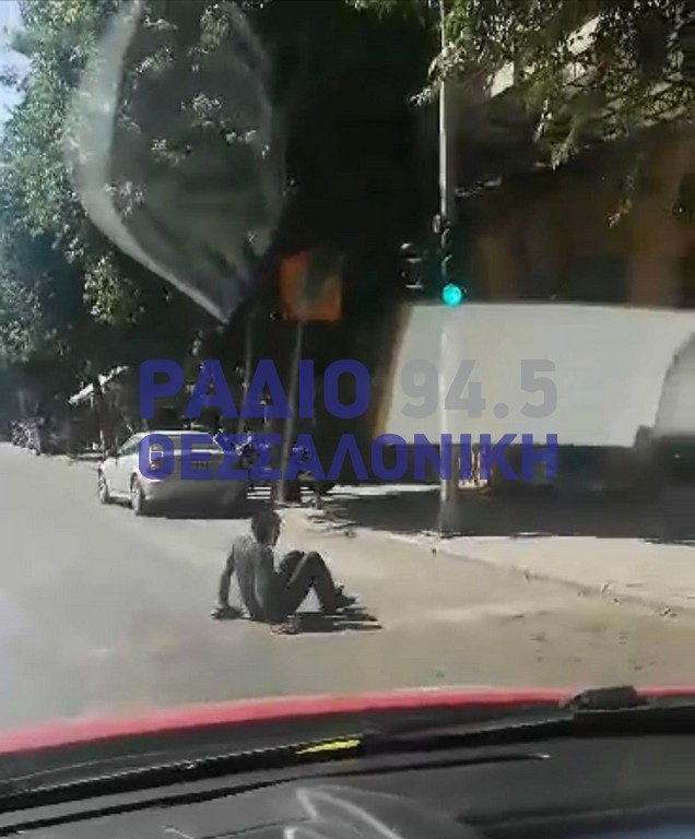 Ζητιάνος σέρνεται στην μέση του δρόμου/ Συγκλονιστικό βίντεο/ Παραλίγο να τον πατήσουν