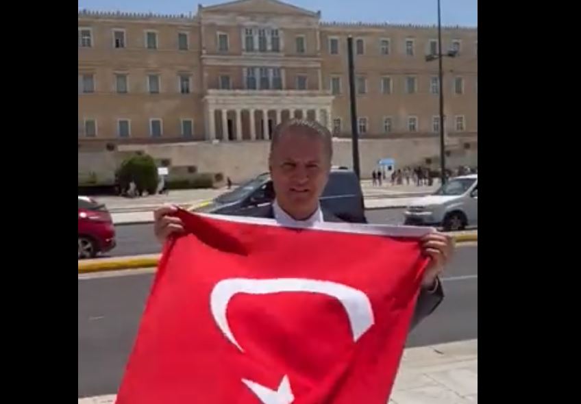 Τούρκος πολιτικός άνοιξε την τουρκική σημαία μπροστά στη Βουλή (VIDEO)