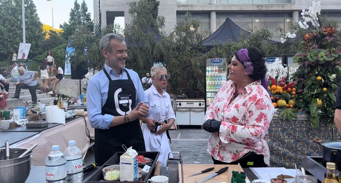 Θεσσαλονίκη: Βοηθός σεφ για μια ημέρα ο δήμαρχος / Το χτύπημα της μπεσαμέλ (Video)
