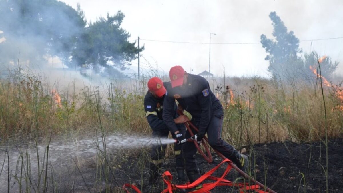 Θεσσαλονίκη: Φωτιά στο ρέμα της Τούμπας – Πετούσε σπινθήρες κολώνα ρεύματος