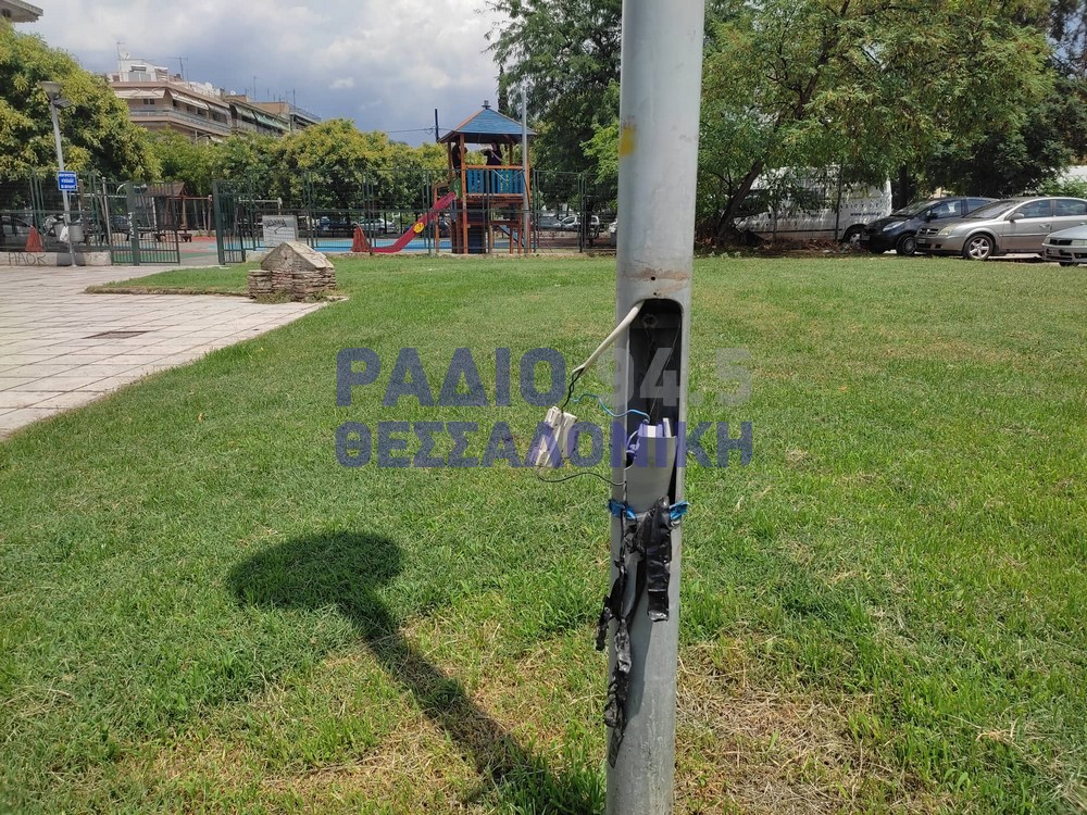 Καταγγελία κατοίκων στη Thessnews για γυμνό καλώδιο και σκουπίδια σε παιδική χαρά της Ξηροκρήνης (ΒΙΝΤΕΟ + ΦΩΤΟ)