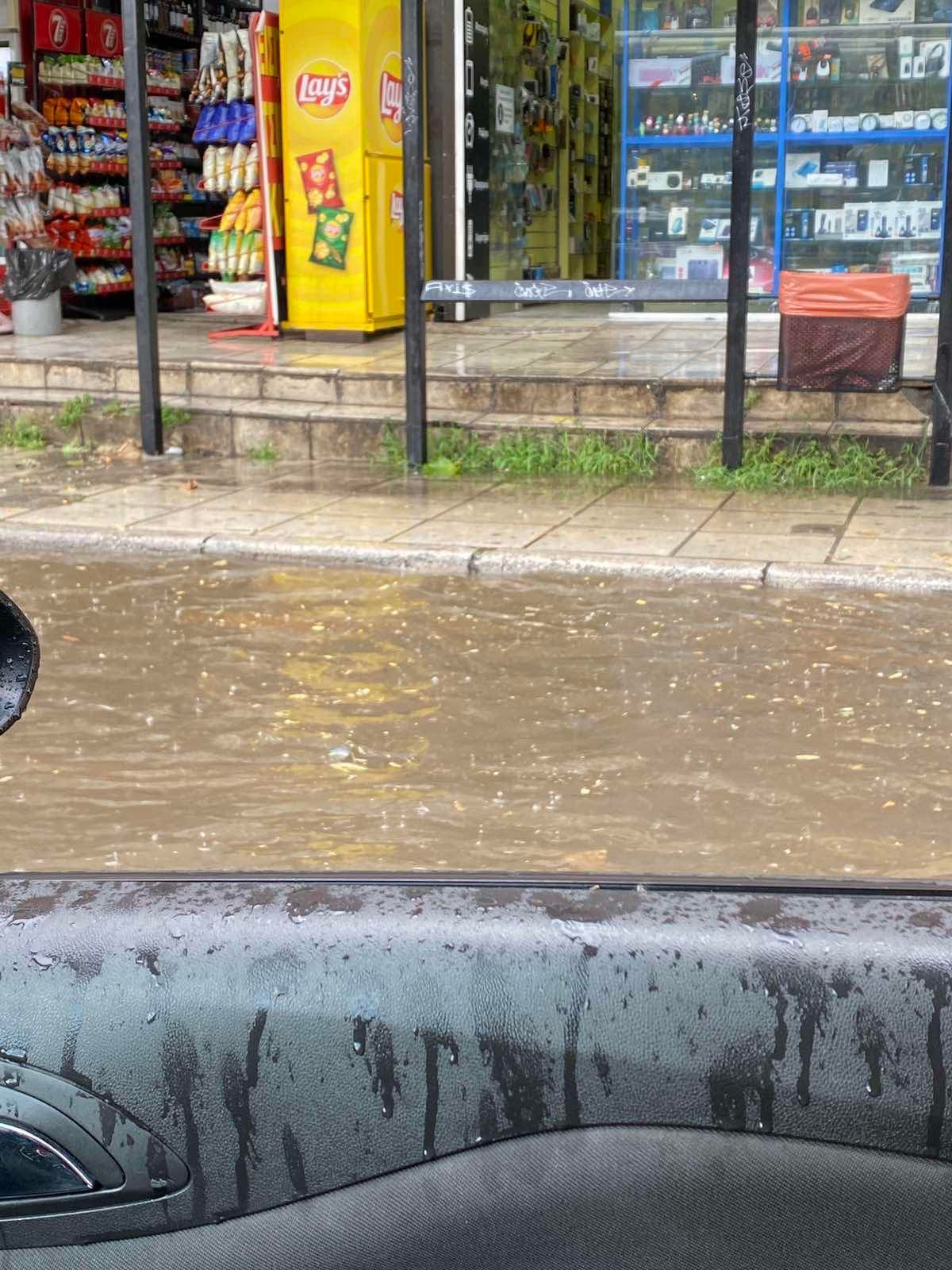 Θεσσαλονίκη: Μέσα σε 5 λεπτά βροχόπτωσης πλημμύρισαν δρόμοι (Video)