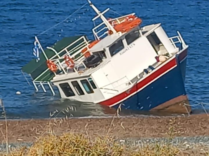 Σαμοθράκη: Μικρό εκδρομικό σκάφος προσέκρουσε σε βράχια – Σώοι οι επιβάτες