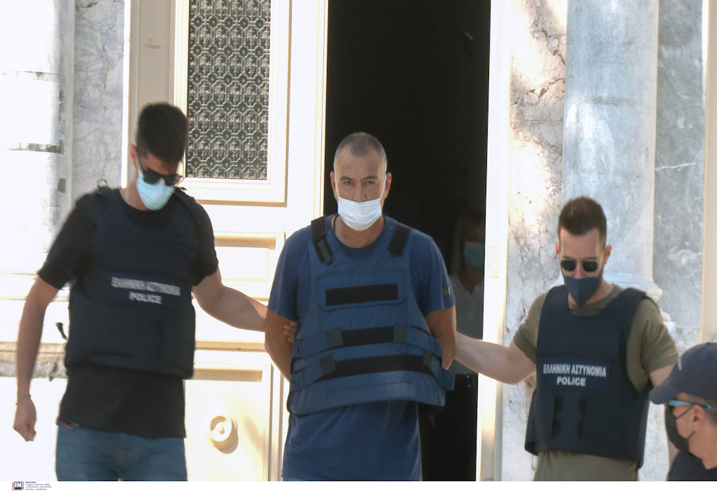 Λέσβος: Προφυλακίστηκε ο αστυνομικός – Αποδοκιμασίες και απειλές από συγκεντρωμένο πλήθος