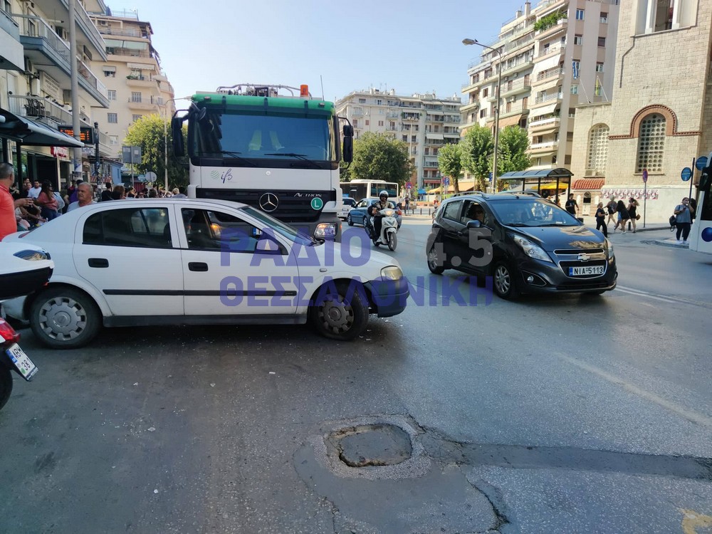 Σύγκρουση φορτηγού με ΙΧ στο κέντρο της Θεσσαλονίκης – Μεγάλο μποτιλιάρισμα