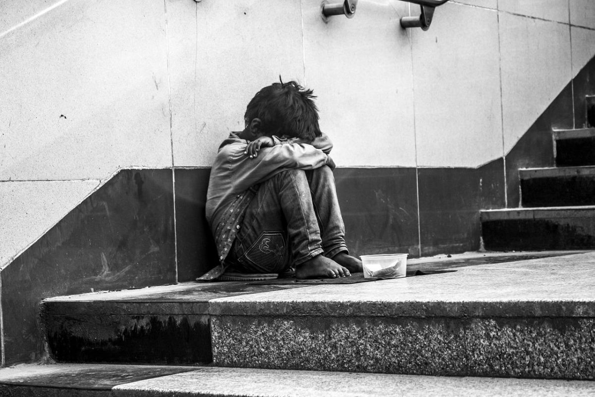 Εξωθούσε σε επαιτεία 6χρονη με τις ‘ευλογίες’ της μητέρας της