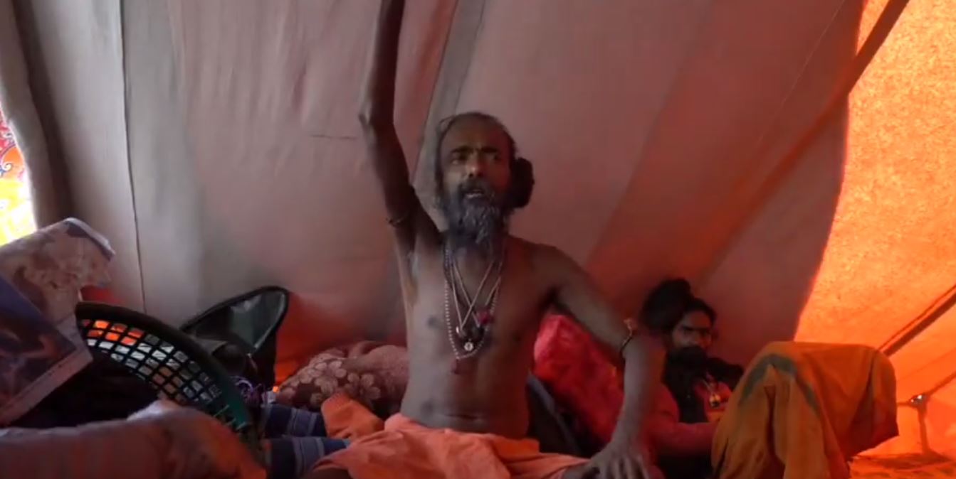 Ινδός μοναχός έχει όρθιο το χέρι του για πάνω από 10 χρόνια (Video)