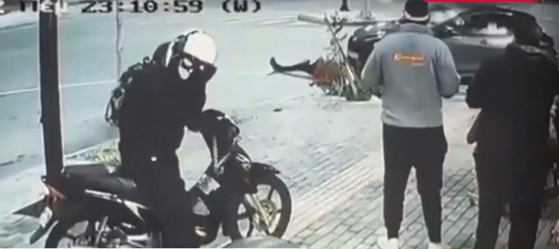 Σοκαριστικό βίντεο με τροχαίο ενός αστυνομικό της ΕΛ.ΑΣ: Καρφώθηκε σε Ι.Χ που πήγαινε ανάποδα, «πέταξε» στα 10 μέτρα
