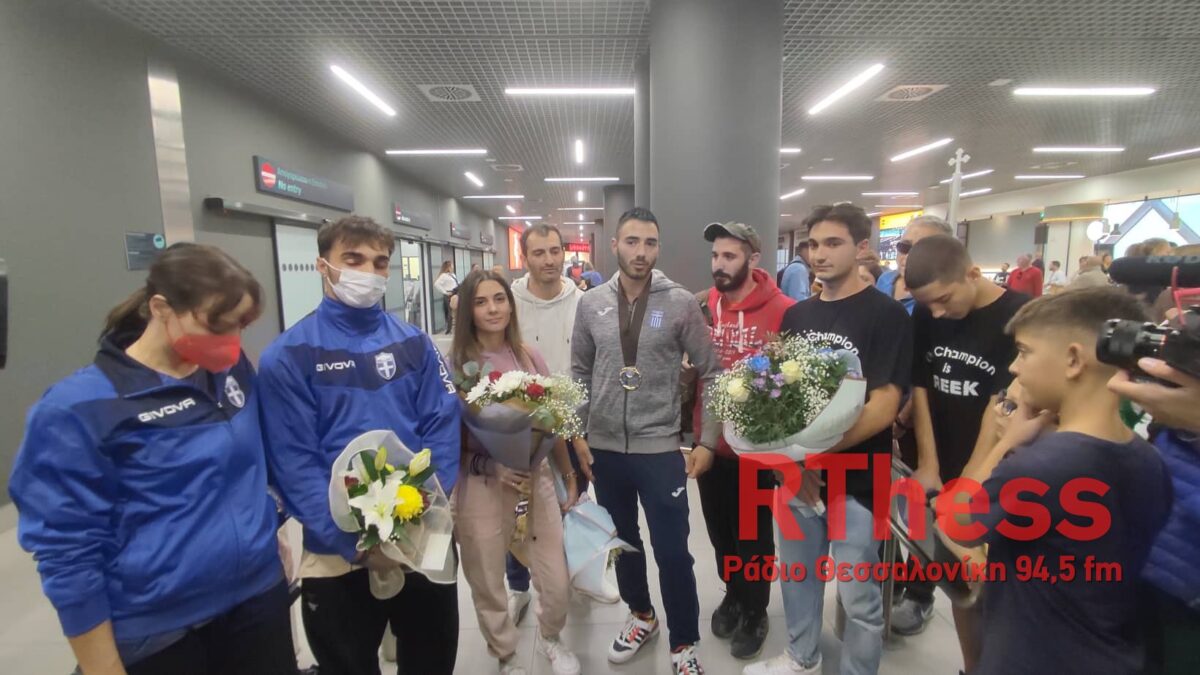 Με ελληνικές σημαίες και λουλούδια υποδέχθηκαν τον παγκόσμιο πρωταθλητή Παρκούρ Δημήτρη Κυρσανίδη (ΦΩΤΟ-VIDEO)