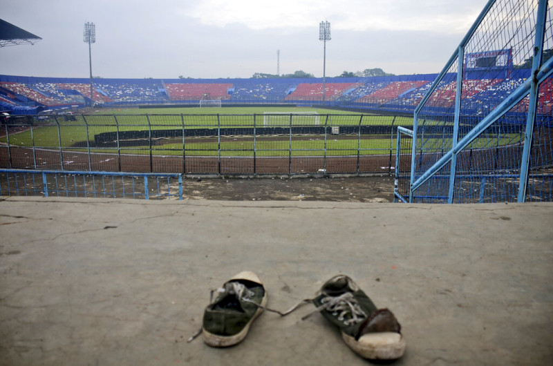 Τουλάχιστον 125 άνθρωποι έχασαν τη ζωή τους επειδή ποδοπατήθηκαν σε αγώνα ποδοσφαίρου στην Ινδονησία (VIDEO)