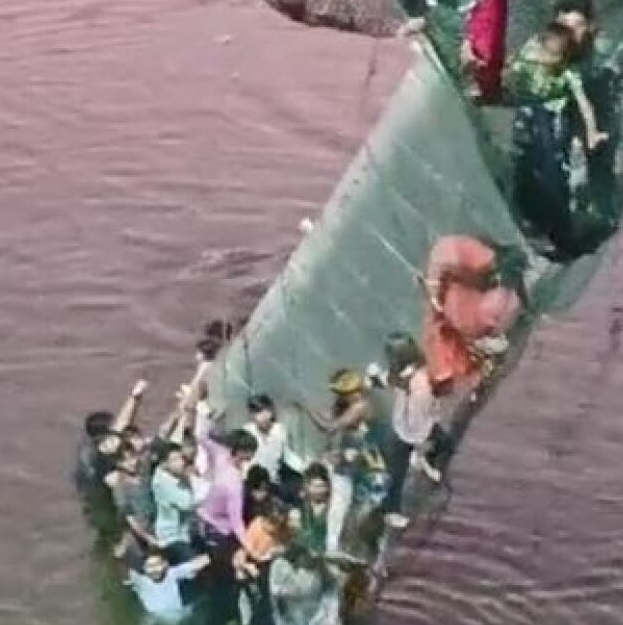 Αυξάνεται ο αριθμός των νεκρών από την κατάρρευση κρεμαστής γέφυρας στην Ινδία (VIDEO)