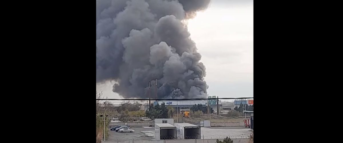 Συνεχίζεται η φωτιά σε αποθήκη στο Καλοχώρι