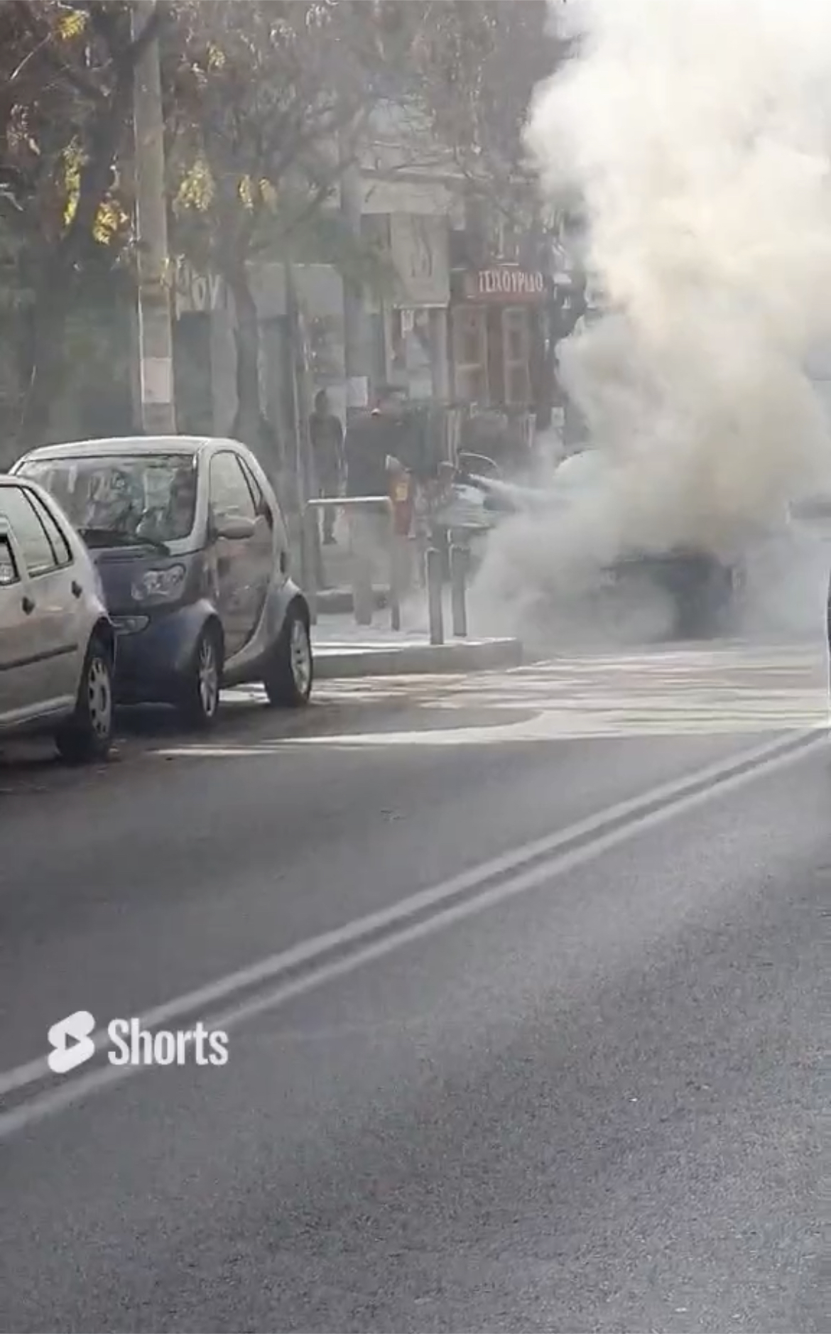 Θεσσαλονίκη: Καπνοί απο μηχανή αυτοκινήτου προκάλεσαν πανικό σε διερχόμενους