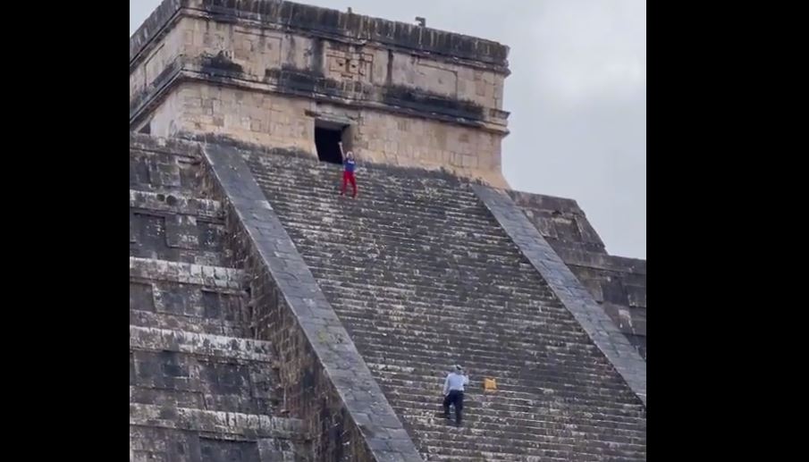 Προπηλάκισαν τουρίστρια που σκαρφάλωσε σε πυραμίδα των Μάγια (VIDEO)