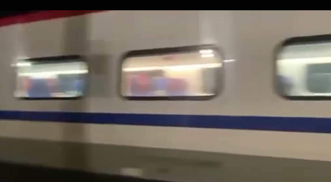 Πολύωρη ταλαιπωρία των επιβατών του τρένου από Θεσσαλονίκη για Λάρισα λόγω της ανατροπής βυτιοφόρου