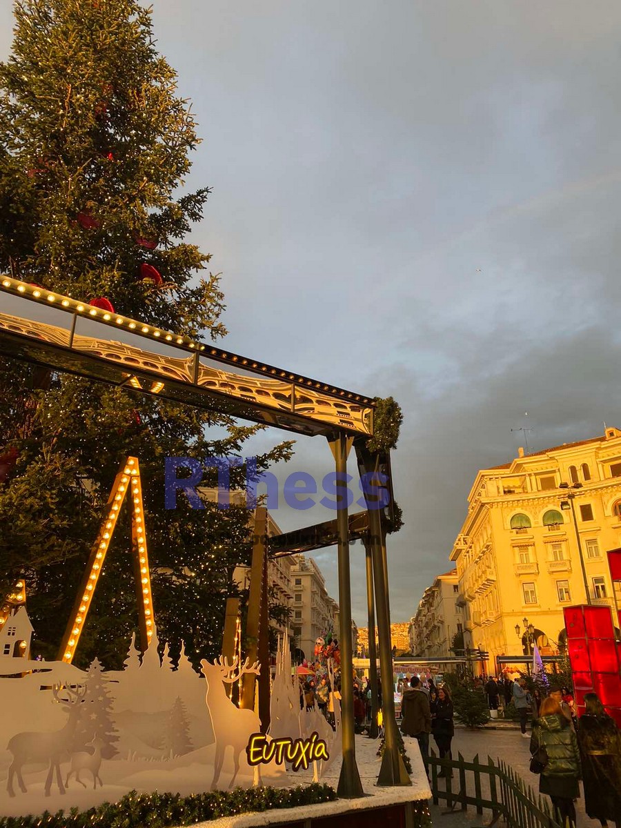 “Άρωμα” Χριστουγέννων στη Θεσσαλονίκη (VIDEO + PHOTOS)