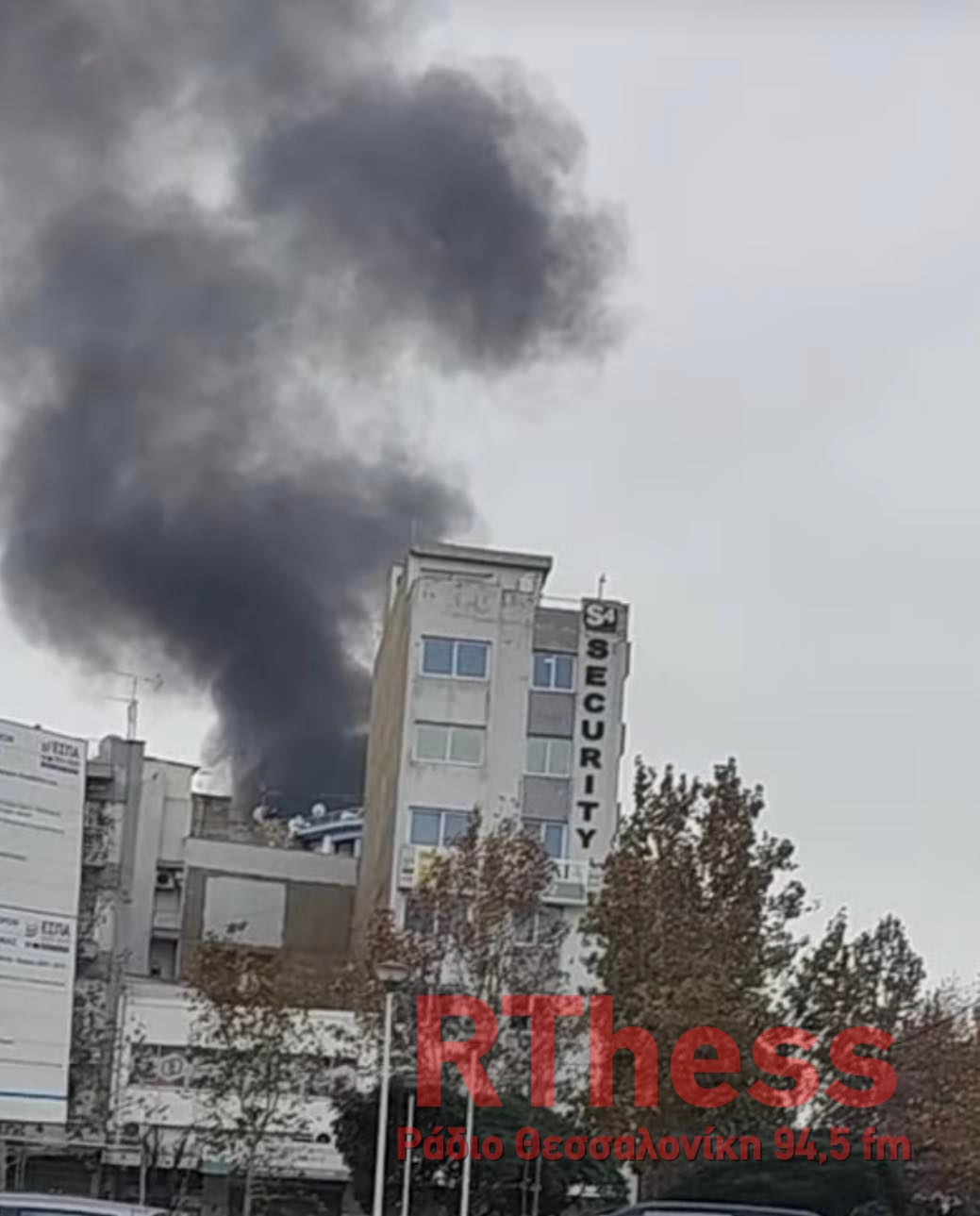 Πυκνοί καπνοί στο κέντρο της Θεσσαλονίκης από φωτιά σε καλώδια – Επί τόπου η πυροσβεστική
