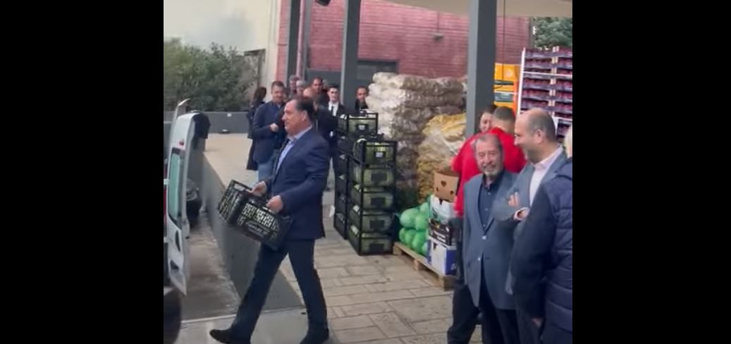 Ο Άδωνις Γεωργιάδης κουβαλάει τελάρα στην αγορά Ρέντη (VIDEO)