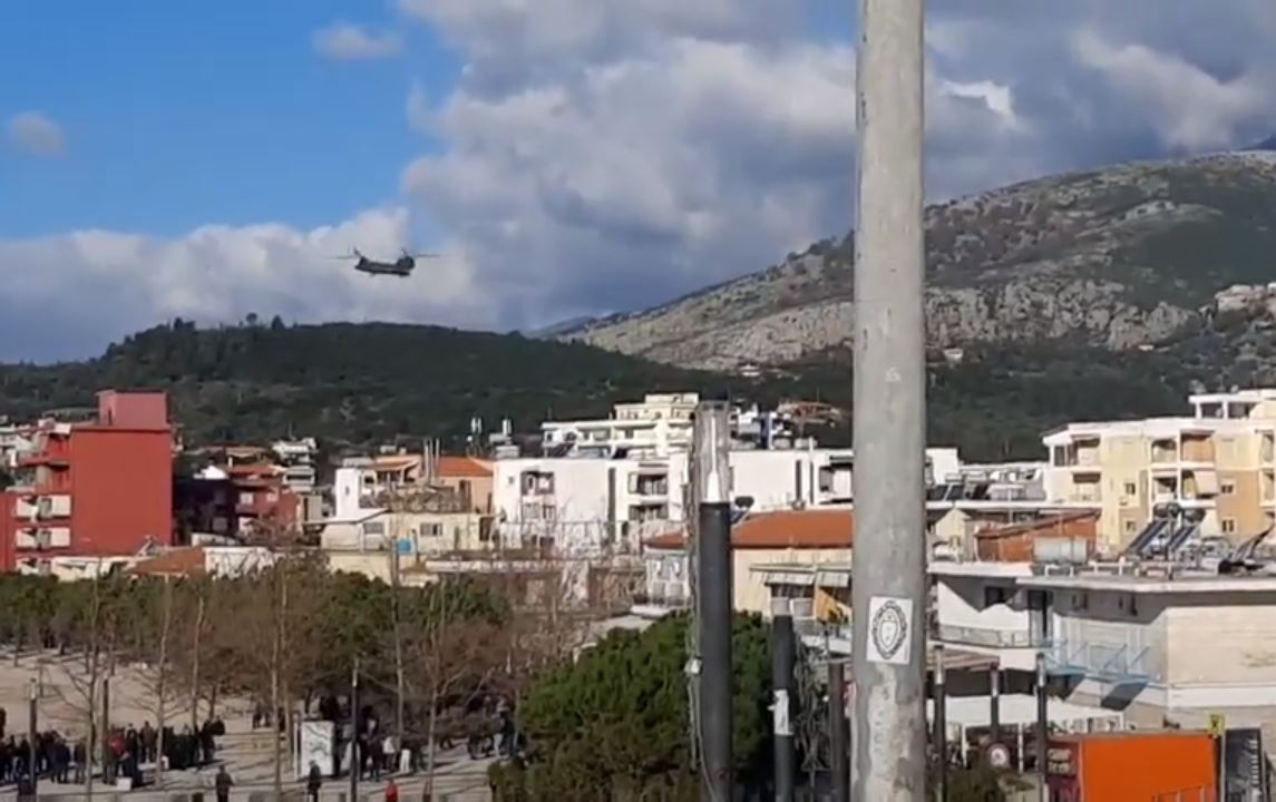 Με ελικόπτερο ο πρωθυπουργός στη Χειμάρρα (VIDEO)