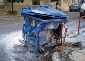 Γιατί παίρνουν φωτιά οι κάδοι στο Ρύσιο;